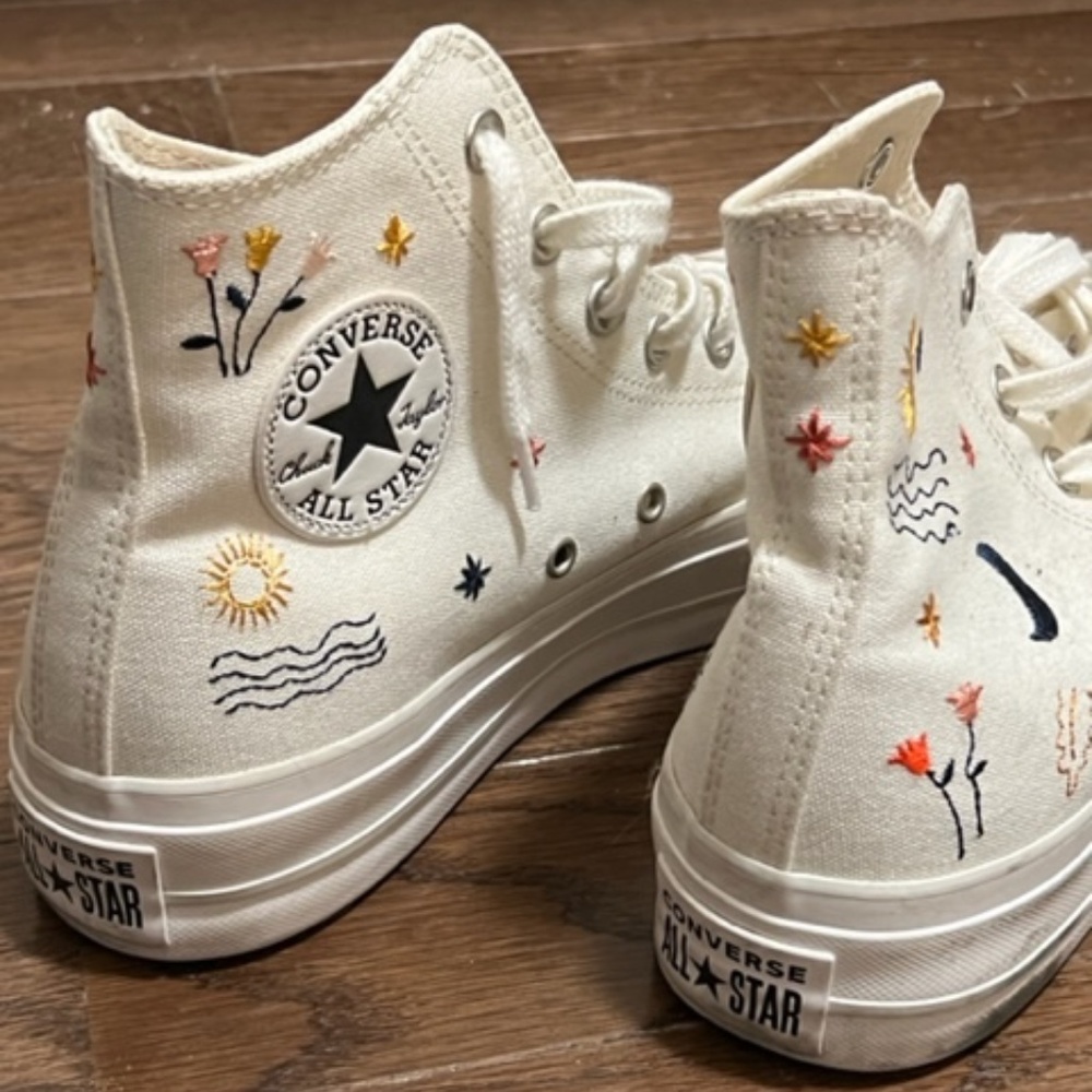 Special Edition Converse with cute flower and sun engravings - Never worn